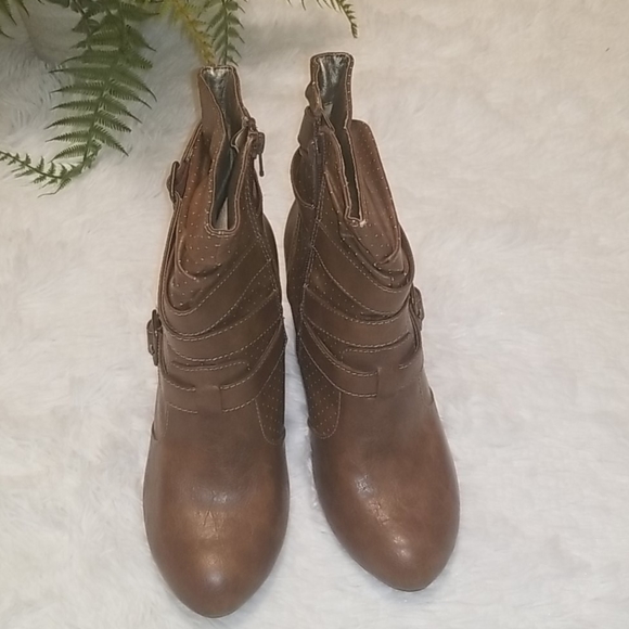 MUDD Breneen Brown Multi Strap Ankle Boots - Picture 5 of 9